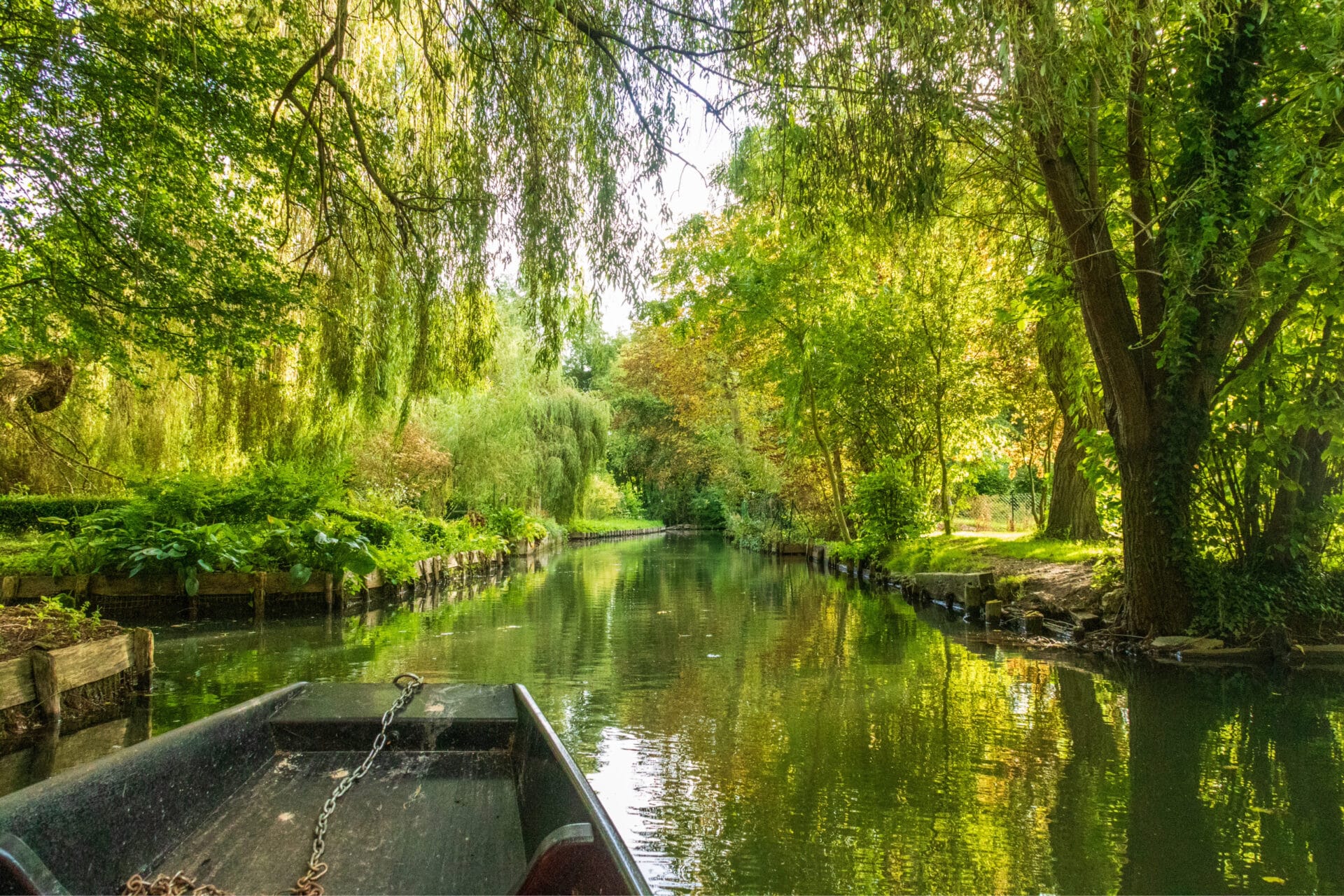 Balade en barque sur les canaux près du centre-ville d'Amiens