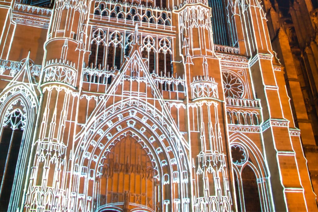 Visite au spectacle de lumière Chroma à la cathédrale d'Amiens